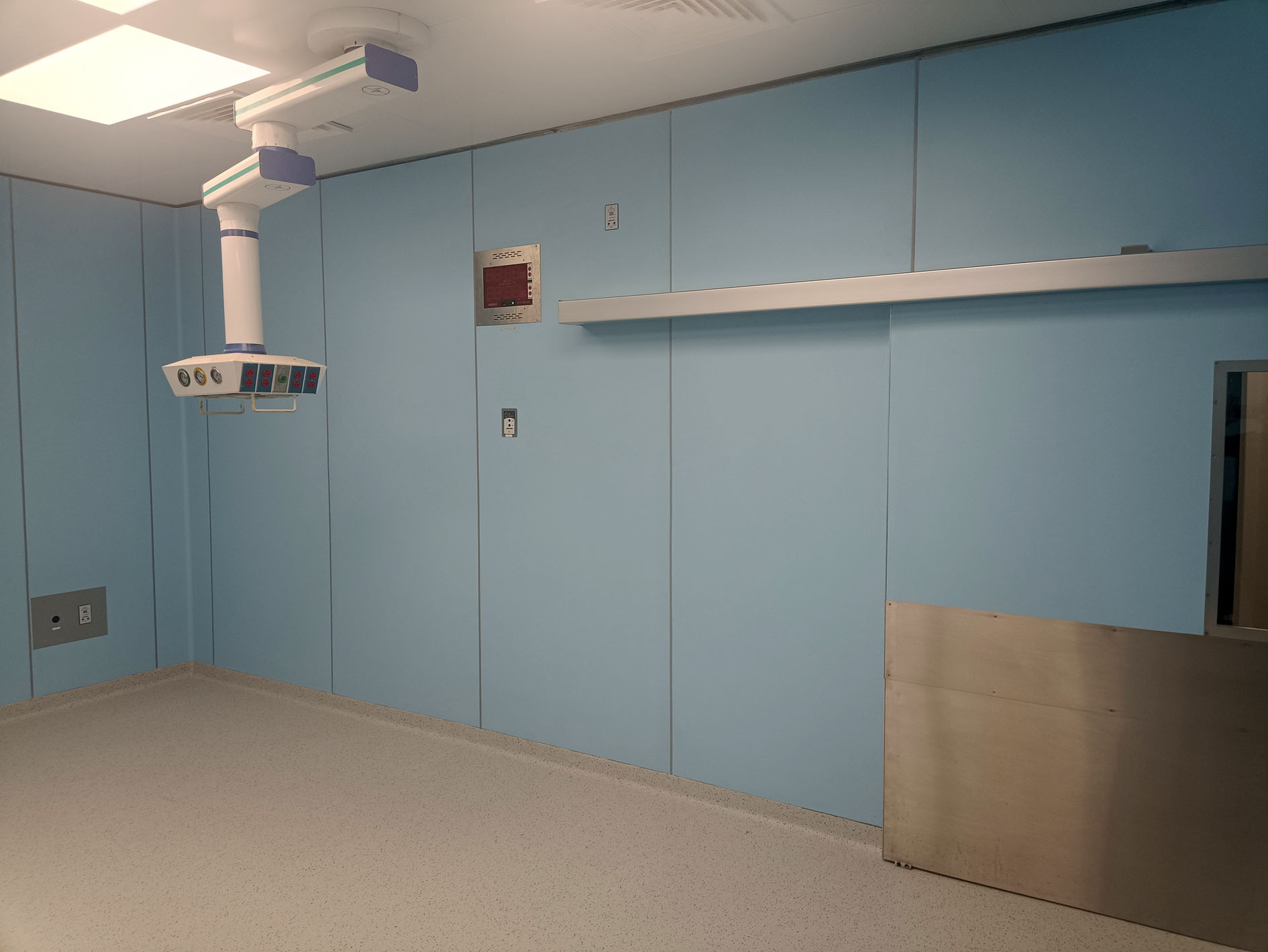 Instalación de panel de acero en Hospital SEDENA